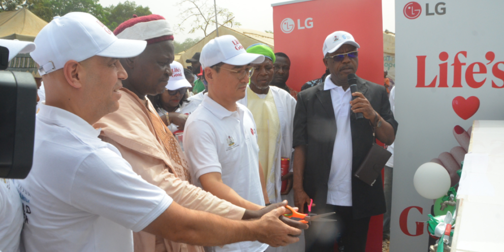 The commisioning of Solar-powerd borehole in Abuja by reprsentatives of the LG Electronics.